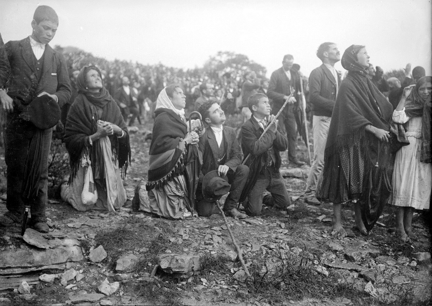 Historic photograph of the crowd looking upward during the Miracle of the Sun at Fatima on October 13, 1917.